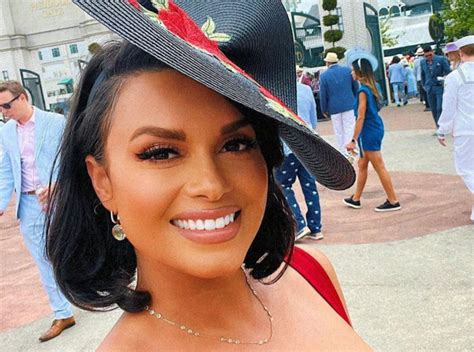 Joy Taylor shows off incredible legs as she hits hot。